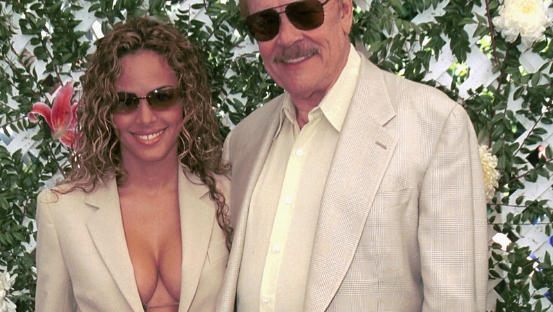 Illustration for article titled Jerry Buss, Surrounded By Boobs: A Tribute To The Greatest NBA Owner Ever